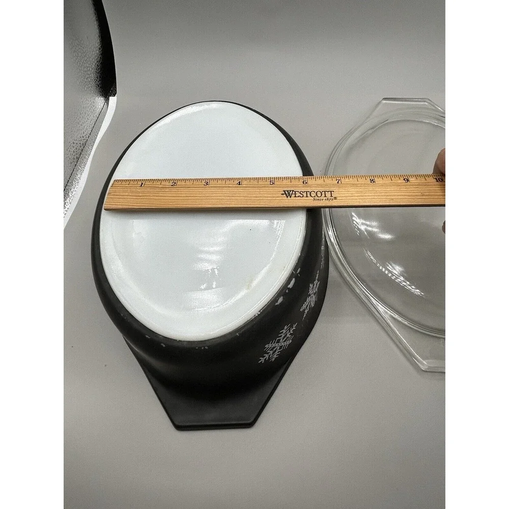 Vintage Pyrex Black Snowflake‎ 1.5 Quart Oval Casserole Dish with Lid